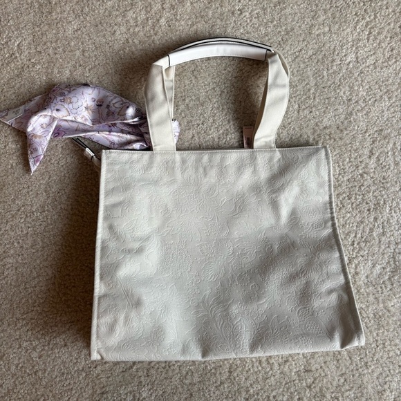 Victoria Secret White Floral Square Bag, New with Tags - Picture 3 of 9